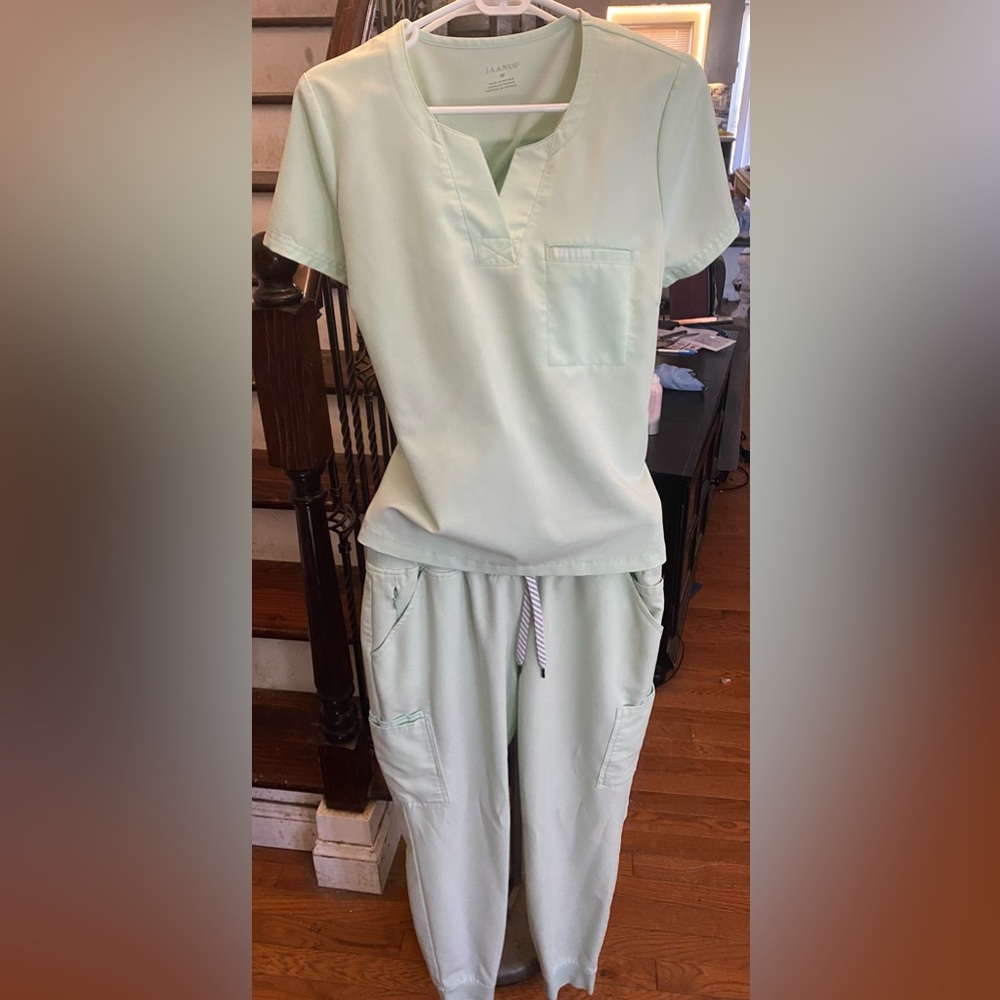 Jaanuu medium light green scrub set